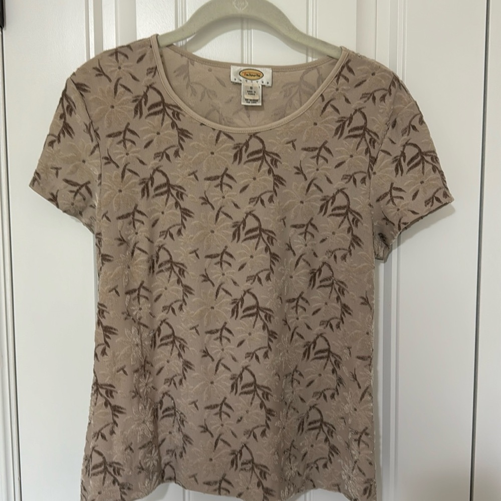 Beautiful stretchy petite small cream colored top